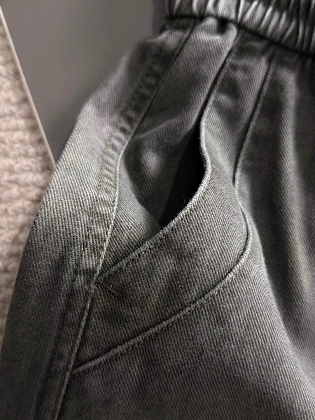 Next day shipment P195 Balenciaga High Quality 2026 Autumn and Winter New Arrival elastic band casual pants, counter-customized fabrics, Breathable, high comfort, impeccable details, brand element design concept, reflecting high quality. It feels delicate and soft! It presents a casual cut and the upper body shape is great! Sizes:S-3XL